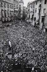 20/5/1947: imatges de la visita del general Francisco Franco a Manresa: l'arribada al pont de Sant Francesc, on és rebut per l'alcalde Joan Prat Pons i diverses autoritats civils i militars; el pas per la Muralla de Sant Francesc, l'arribada a la baixada de la Seu -on l'espera el bisbe de Vic, Joan Perelló-, l'entrada a la Seu sota pal·li i l'assistència al tedèum. En acabat, visita a les fàbriques Bertrand i Serra i Pirelli. Posteriorment, visita l'Ajuntament, on té lloc la recepció oficial. Tot seguit, aparició al balcó, on és aclamat per una gran multitud. Abans de marxar de Manresa, Franco visita la Cova de Sant Ignasi. Després es dirigeix al monestir de Montserrat. (Arxiu Comarcal del Bages: fons Llorenç Gamisans. Fotografies de Llorenç Gamisans i Miquel Ausió; fons Pérez de Rozas i altres sense identificar)