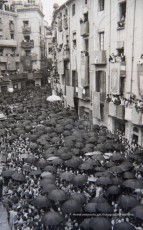 20/5/1947: imatges de la visita del general Francisco Franco a Manresa: l'arribada al pont de Sant Francesc, on és rebut per l'alcalde Joan Prat Pons i diverses autoritats civils i militars; el pas per la Muralla de Sant Francesc, l'arribada a la baixada de la Seu -on l'espera el bisbe de Vic, Joan Perelló-, l'entrada a la Seu sota pal·li i l'assistència al tedèum. En acabat, visita a les fàbriques Bertrand i Serra i Pirelli. Posteriorment, visita l'Ajuntament, on té lloc la recepció oficial. Tot seguit, aparició al balcó, on és aclamat per una gran multitud. Abans de marxar de Manresa, Franco visita la Cova de Sant Ignasi. Després es dirigeix al monestir de Montserrat. (Arxiu Comarcal del Bages: fons Llorenç Gamisans. Fotografies de Llorenç Gamisans i Miquel Ausió; fons Pérez de Rozas i altres sense identificar)