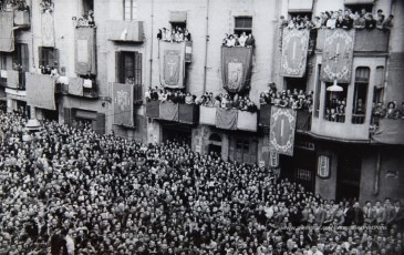 20/5/1947: imatges de la visita del general Francisco Franco a Manresa: l'arribada al pont de Sant Francesc, on és rebut per l'alcalde Joan Prat Pons i diverses autoritats civils i militars; el pas per la Muralla de Sant Francesc, l'arribada a la baixada de la Seu -on l'espera el bisbe de Vic, Joan Perelló-, l'entrada a la Seu sota pal·li i l'assistència al tedèum. En acabat, visita a les fàbriques Bertrand i Serra i Pirelli. Posteriorment, visita l'Ajuntament, on té lloc la recepció oficial. Tot seguit, aparició al balcó, on és aclamat per una gran multitud. Abans de marxar de Manresa, Franco visita la Cova de Sant Ignasi. Després es dirigeix al monestir de Montserrat. (Arxiu Comarcal del Bages: fons Llorenç Gamisans. Fotografies de Llorenç Gamisans i Miquel Ausió; fons Pérez de Rozas i altres sense identificar)