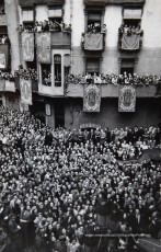 20/5/1947: imatges de la visita del general Francisco Franco a Manresa: l'arribada al pont de Sant Francesc, on és rebut per l'alcalde Joan Prat Pons i diverses autoritats civils i militars; el pas per la Muralla de Sant Francesc, l'arribada a la baixada de la Seu -on l'espera el bisbe de Vic, Joan Perelló-, l'entrada a la Seu sota pal·li i l'assistència al tedèum. En acabat, visita a les fàbriques Bertrand i Serra i Pirelli. Posteriorment, visita l'Ajuntament, on té lloc la recepció oficial. Tot seguit, aparició al balcó, on és aclamat per una gran multitud. Abans de marxar de Manresa, Franco visita la Cova de Sant Ignasi. Després es dirigeix al monestir de Montserrat. (Arxiu Comarcal del Bages: fons Llorenç Gamisans. Fotografies de Llorenç Gamisans i Miquel Ausió; fons Pérez de Rozas i altres sense identificar)