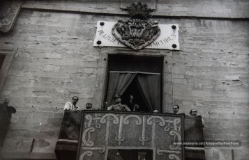 20/5/1947: imatges de la visita del general Francisco Franco a Manresa: l'arribada al pont de Sant Francesc, on és rebut per l'alcalde Joan Prat Pons i diverses autoritats civils i militars; el pas per la Muralla de Sant Francesc, l'arribada a la baixada de la Seu -on l'espera el bisbe de Vic, Joan Perelló-, l'entrada a la Seu sota pal·li i l'assistència al tedèum. En acabat, visita a les fàbriques Bertrand i Serra i Pirelli. Posteriorment, visita l'Ajuntament, on té lloc la recepció oficial. Tot seguit, aparició al balcó, on és aclamat per una gran multitud. Abans de marxar de Manresa, Franco visita la Cova de Sant Ignasi. Després es dirigeix al monestir de Montserrat. (Arxiu Comarcal del Bages: fons Llorenç Gamisans. Fotografies de Llorenç Gamisans i Miquel Ausió; fons Pérez de Rozas i altres sense identificar)