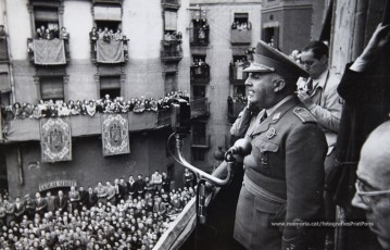 20/5/1947: imatges de la visita del general Francisco Franco a Manresa: l'arribada al pont de Sant Francesc, on és rebut per l'alcalde Joan Prat Pons i diverses autoritats civils i militars; el pas per la Muralla de Sant Francesc, l'arribada a la baixada de la Seu -on l'espera el bisbe de Vic, Joan Perelló-, l'entrada a la Seu sota pal·li i l'assistència al tedèum. En acabat, visita a les fàbriques Bertrand i Serra i Pirelli. Posteriorment, visita l'Ajuntament, on té lloc la recepció oficial. Tot seguit, aparició al balcó, on és aclamat per una gran multitud. Abans de marxar de Manresa, Franco visita la Cova de Sant Ignasi. Després es dirigeix al monestir de Montserrat. (Arxiu Comarcal del Bages: fons Llorenç Gamisans. Fotografies de Llorenç Gamisans i Miquel Ausió; fons Pérez de Rozas i altres sense identificar)