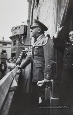 20/5/1947: imatges de la visita del general Francisco Franco a Manresa: l'arribada al pont de Sant Francesc, on és rebut per l'alcalde Joan Prat Pons i diverses autoritats civils i militars; el pas per la Muralla de Sant Francesc, l'arribada a la baixada de la Seu -on l'espera el bisbe de Vic, Joan Perelló-, l'entrada a la Seu sota pal·li i l'assistència al tedèum. En acabat, visita a les fàbriques Bertrand i Serra i Pirelli. Posteriorment, visita l'Ajuntament, on té lloc la recepció oficial. Tot seguit, aparició al balcó, on és aclamat per una gran multitud. Abans de marxar de Manresa, Franco visita la Cova de Sant Ignasi. Després es dirigeix al monestir de Montserrat. (Arxiu Comarcal del Bages: fons Llorenç Gamisans. Fotografies de Llorenç Gamisans i Miquel Ausió; fons Pérez de Rozas i altres sense identificar)