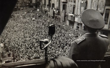 20/5/1947: imatges de la visita del general Francisco Franco a Manresa: l'arribada al pont de Sant Francesc, on és rebut per l'alcalde Joan Prat Pons i diverses autoritats civils i militars; el pas per la Muralla de Sant Francesc, l'arribada a la baixada de la Seu -on l'espera el bisbe de Vic, Joan Perelló-, l'entrada a la Seu sota pal·li i l'assistència al tedèum. En acabat, visita a les fàbriques Bertrand i Serra i Pirelli. Posteriorment, visita l'Ajuntament, on té lloc la recepció oficial. Tot seguit, aparició al balcó, on és aclamat per una gran multitud. Abans de marxar de Manresa, Franco visita la Cova de Sant Ignasi. Després es dirigeix al monestir de Montserrat. (Arxiu Comarcal del Bages: fons Llorenç Gamisans. Fotografies de Llorenç Gamisans i Miquel Ausió; fons Pérez de Rozas i altres sense identificar)
