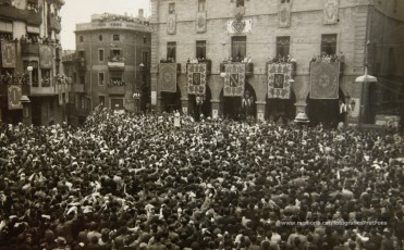 20/5/1947: imatges de la visita del general Francisco Franco a Manresa: l'arribada al pont de Sant Francesc, on és rebut per l'alcalde Joan Prat Pons i diverses autoritats civils i militars; el pas per la Muralla de Sant Francesc, l'arribada a la baixada de la Seu -on l'espera el bisbe de Vic, Joan Perelló-, l'entrada a la Seu sota pal·li i l'assistència al tedèum. En acabat, visita a les fàbriques Bertrand i Serra i Pirelli. Posteriorment, visita l'Ajuntament, on té lloc la recepció oficial. Tot seguit, aparició al balcó, on és aclamat per una gran multitud. Abans de marxar de Manresa, Franco visita la Cova de Sant Ignasi. Després es dirigeix al monestir de Montserrat. (Arxiu Comarcal del Bages: fons Llorenç Gamisans. Fotografies de Llorenç Gamisans i Miquel Ausió; fons Pérez de Rozas i altres sense identificar)