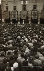 20/5/1947: imatges de la visita del general Francisco Franco a Manresa: l'arribada al pont de Sant Francesc, on és rebut per l'alcalde Joan Prat Pons i diverses autoritats civils i militars; el pas per la Muralla de Sant Francesc, l'arribada a la baixada de la Seu -on l'espera el bisbe de Vic, Joan Perelló-, l'entrada a la Seu sota pal·li i l'assistència al tedèum. En acabat, visita a les fàbriques Bertrand i Serra i Pirelli. Posteriorment, visita l'Ajuntament, on té lloc la recepció oficial. Tot seguit, aparició al balcó, on és aclamat per una gran multitud. Abans de marxar de Manresa, Franco visita la Cova de Sant Ignasi. Després es dirigeix al monestir de Montserrat. (Arxiu Comarcal del Bages: fons Llorenç Gamisans. Fotografies de Llorenç Gamisans i Miquel Ausió; fons Pérez de Rozas i altres sense identificar)
