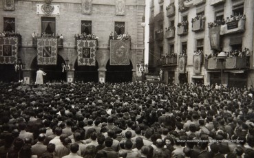 20/5/1947: imatges de la visita del general Francisco Franco a Manresa: l'arribada al pont de Sant Francesc, on és rebut per l'alcalde Joan Prat Pons i diverses autoritats civils i militars; el pas per la Muralla de Sant Francesc, l'arribada a la baixada de la Seu -on l'espera el bisbe de Vic, Joan Perelló-, l'entrada a la Seu sota pal·li i l'assistència al tedèum. En acabat, visita a les fàbriques Bertrand i Serra i Pirelli. Posteriorment, visita l'Ajuntament, on té lloc la recepció oficial. Tot seguit, aparició al balcó, on és aclamat per una gran multitud. Abans de marxar de Manresa, Franco visita la Cova de Sant Ignasi. Després es dirigeix al monestir de Montserrat. (Arxiu Comarcal del Bages: fons Llorenç Gamisans. Fotografies de Llorenç Gamisans i Miquel Ausió; fons Pérez de Rozas i altres sense identificar)