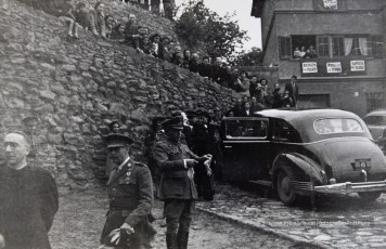 20/5/1947: imatges de la visita del general Francisco Franco a Manresa: l'arribada al pont de Sant Francesc, on és rebut per l'alcalde Joan Prat Pons i diverses autoritats civils i militars; el pas per la Muralla de Sant Francesc, l'arribada a la baixada de la Seu -on l'espera el bisbe de Vic, Joan Perelló-, l'entrada a la Seu sota pal·li i l'assistència al tedèum. En acabat, visita a les fàbriques Bertrand i Serra i Pirelli. Posteriorment, visita l'Ajuntament, on té lloc la recepció oficial. Tot seguit, aparició al balcó, on és aclamat per una gran multitud. Abans de marxar de Manresa, Franco visita la Cova de Sant Ignasi. Després es dirigeix al monestir de Montserrat. (Arxiu Comarcal del Bages: fons Llorenç Gamisans. Fotografies de Llorenç Gamisans i Miquel Ausió; fons Pérez de Rozas i altres sense identificar)