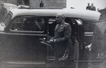 20/5/1947: imatges de la visita del general Francisco Franco a Manresa: l'arribada al pont de Sant Francesc, on és rebut per l'alcalde Joan Prat Pons i diverses autoritats civils i militars; el pas per la Muralla de Sant Francesc, l'arribada a la baixada de la Seu -on l'espera el bisbe de Vic, Joan Perelló-, l'entrada a la Seu sota pal·li i l'assistència al tedèum. En acabat, visita a les fàbriques Bertrand i Serra i Pirelli. Posteriorment, visita l'Ajuntament, on té lloc la recepció oficial. Tot seguit, aparició al balcó, on és aclamat per una gran multitud. Abans de marxar de Manresa, Franco visita la Cova de Sant Ignasi. Després es dirigeix al monestir de Montserrat. (Arxiu Comarcal del Bages: fons Llorenç Gamisans. Fotografies de Llorenç Gamisans i Miquel Ausió; fons Pérez de Rozas i altres sense identificar)