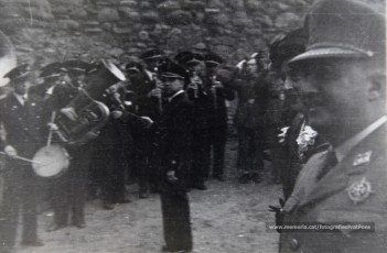 20/5/1947: imatges de la visita del general Francisco Franco a Manresa: l'arribada al pont de Sant Francesc, on és rebut per l'alcalde Joan Prat Pons i diverses autoritats civils i militars; el pas per la Muralla de Sant Francesc, l'arribada a la baixada de la Seu -on l'espera el bisbe de Vic, Joan Perelló-, l'entrada a la Seu sota pal·li i l'assistència al tedèum. En acabat, visita a les fàbriques Bertrand i Serra i Pirelli. Posteriorment, visita l'Ajuntament, on té lloc la recepció oficial. Tot seguit, aparició al balcó, on és aclamat per una gran multitud. Abans de marxar de Manresa, Franco visita la Cova de Sant Ignasi. Després es dirigeix al monestir de Montserrat. (Arxiu Comarcal del Bages: fons Llorenç Gamisans. Fotografies de Llorenç Gamisans i Miquel Ausió; fons Pérez de Rozas i altres sense identificar)