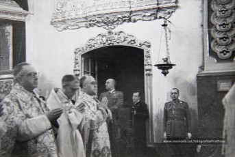 20/5/1947: imatges de la visita del general Francisco Franco a Manresa: l'arribada al pont de Sant Francesc, on és rebut per l'alcalde Joan Prat Pons i diverses autoritats civils i militars; el pas per la Muralla de Sant Francesc, l'arribada a la baixada de la Seu -on l'espera el bisbe de Vic, Joan Perelló-, l'entrada a la Seu sota pal·li i l'assistència al tedèum. En acabat, visita a les fàbriques Bertrand i Serra i Pirelli. Posteriorment, visita l'Ajuntament, on té lloc la recepció oficial. Tot seguit, aparició al balcó, on és aclamat per una gran multitud. Abans de marxar de Manresa, Franco visita la Cova de Sant Ignasi. Després es dirigeix al monestir de Montserrat. (Arxiu Comarcal del Bages: fons Llorenç Gamisans. Fotografies de Llorenç Gamisans i Miquel Ausió; fons Pérez de Rozas i altres sense identificar)