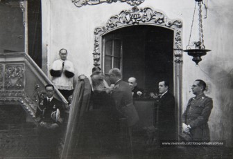 20/5/1947: imatges de la visita del general Francisco Franco a Manresa: l'arribada al pont de Sant Francesc, on és rebut per l'alcalde Joan Prat Pons i diverses autoritats civils i militars; el pas per la Muralla de Sant Francesc, l'arribada a la baixada de la Seu -on l'espera el bisbe de Vic, Joan Perelló-, l'entrada a la Seu sota pal·li i l'assistència al tedèum. En acabat, visita a les fàbriques Bertrand i Serra i Pirelli. Posteriorment, visita l'Ajuntament, on té lloc la recepció oficial. Tot seguit, aparició al balcó, on és aclamat per una gran multitud. Abans de marxar de Manresa, Franco visita la Cova de Sant Ignasi. Després es dirigeix al monestir de Montserrat. (Arxiu Comarcal del Bages: fons Llorenç Gamisans. Fotografies de Llorenç Gamisans i Miquel Ausió; fons Pérez de Rozas i altres sense identificar)
