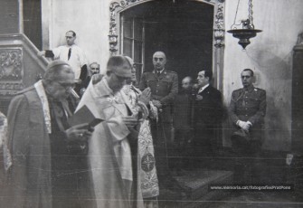 20/5/1947: imatges de la visita del general Francisco Franco a Manresa: l'arribada al pont de Sant Francesc, on és rebut per l'alcalde Joan Prat Pons i diverses autoritats civils i militars; el pas per la Muralla de Sant Francesc, l'arribada a la baixada de la Seu -on l'espera el bisbe de Vic, Joan Perelló-, l'entrada a la Seu sota pal·li i l'assistència al tedèum. En acabat, visita a les fàbriques Bertrand i Serra i Pirelli. Posteriorment, visita l'Ajuntament, on té lloc la recepció oficial. Tot seguit, aparició al balcó, on és aclamat per una gran multitud. Abans de marxar de Manresa, Franco visita la Cova de Sant Ignasi. Després es dirigeix al monestir de Montserrat. (Arxiu Comarcal del Bages: fons Llorenç Gamisans. Fotografies de Llorenç Gamisans i Miquel Ausió; fons Pérez de Rozas i altres sense identificar)