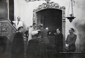 20/5/1947: imatges de la visita del general Francisco Franco a Manresa: l'arribada al pont de Sant Francesc, on és rebut per l'alcalde Joan Prat Pons i diverses autoritats civils i militars; el pas per la Muralla de Sant Francesc, l'arribada a la baixada de la Seu -on l'espera el bisbe de Vic, Joan Perelló-, l'entrada a la Seu sota pal·li i l'assistència al tedèum. En acabat, visita a les fàbriques Bertrand i Serra i Pirelli. Posteriorment, visita l'Ajuntament, on té lloc la recepció oficial. Tot seguit, aparició al balcó, on és aclamat per una gran multitud. Abans de marxar de Manresa, Franco visita la Cova de Sant Ignasi. Després es dirigeix al monestir de Montserrat. (Arxiu Comarcal del Bages: fons Llorenç Gamisans. Fotografies de Llorenç Gamisans i Miquel Ausió; fons Pérez de Rozas i altres sense identificar)