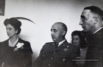 20/5/1947: imatges de la visita del general Francisco Franco a Manresa: l'arribada al pont de Sant Francesc, on és rebut per l'alcalde Joan Prat Pons i diverses autoritats civils i militars; el pas per la Muralla de Sant Francesc, l'arribada a la baixada de la Seu -on l'espera el bisbe de Vic, Joan Perelló-, l'entrada a la Seu sota pal·li i l'assistència al tedèum. En acabat, visita a les fàbriques Bertrand i Serra i Pirelli. Posteriorment, visita l'Ajuntament, on té lloc la recepció oficial. Tot seguit, aparició al balcó, on és aclamat per una gran multitud. Abans de marxar de Manresa, Franco visita la Cova de Sant Ignasi. Després es dirigeix al monestir de Montserrat. (Arxiu Comarcal del Bages: fons Llorenç Gamisans. Fotografies de Llorenç Gamisans i Miquel Ausió; fons Pérez de Rozas i altres sense identificar)