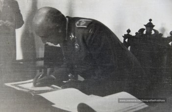 20/5/1947: imatges de la visita del general Francisco Franco a Manresa: l'arribada al pont de Sant Francesc, on és rebut per l'alcalde Joan Prat Pons i diverses autoritats civils i militars; el pas per la Muralla de Sant Francesc, l'arribada a la baixada de la Seu -on l'espera el bisbe de Vic, Joan Perelló-, l'entrada a la Seu sota pal·li i l'assistència al tedèum. En acabat, visita a les fàbriques Bertrand i Serra i Pirelli. Posteriorment, visita l'Ajuntament, on té lloc la recepció oficial. Tot seguit, aparició al balcó, on és aclamat per una gran multitud. Abans de marxar de Manresa, Franco visita la Cova de Sant Ignasi. Després es dirigeix al monestir de Montserrat. (Arxiu Comarcal del Bages: fons Llorenç Gamisans. Fotografies de Llorenç Gamisans i Miquel Ausió; fons Pérez de Rozas i altres sense identificar)