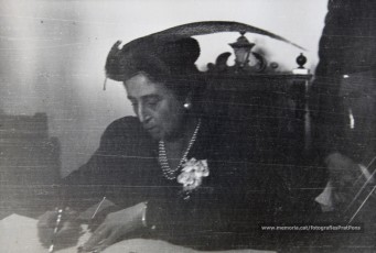 20/5/1947: imatges de la visita del general Francisco Franco a Manresa: l'arribada al pont de Sant Francesc, on és rebut per l'alcalde Joan Prat Pons i diverses autoritats civils i militars; el pas per la Muralla de Sant Francesc, l'arribada a la baixada de la Seu -on l'espera el bisbe de Vic, Joan Perelló-, l'entrada a la Seu sota pal·li i l'assistència al tedèum. En acabat, visita a les fàbriques Bertrand i Serra i Pirelli. Posteriorment, visita l'Ajuntament, on té lloc la recepció oficial. Tot seguit, aparició al balcó, on és aclamat per una gran multitud. Abans de marxar de Manresa, Franco visita la Cova de Sant Ignasi. Després es dirigeix al monestir de Montserrat. (Arxiu Comarcal del Bages: fons Llorenç Gamisans. Fotografies de Llorenç Gamisans i Miquel Ausió; fons Pérez de Rozas i altres sense identificar)