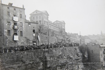 20/5/1947: imatges de la visita del general Francisco Franco a Manresa: l'arribada al pont de Sant Francesc, on és rebut per l'alcalde Joan Prat Pons i diverses autoritats civils i militars; el pas per la Muralla de Sant Francesc, l'arribada a la baixada de la Seu -on l'espera el bisbe de Vic, Joan Perelló-, l'entrada a la Seu sota pal·li i l'assistència al tedèum. En acabat, visita a les fàbriques Bertrand i Serra i Pirelli. Posteriorment, visita l'Ajuntament, on té lloc la recepció oficial. Tot seguit, aparició al balcó, on és aclamat per una gran multitud. Abans de marxar de Manresa, Franco visita la Cova de Sant Ignasi. Després es dirigeix al monestir de Montserrat. (Arxiu Comarcal del Bages: fons Llorenç Gamisans. Fotografies de Llorenç Gamisans i Miquel Ausió; fons Pérez de Rozas i altres sense identificar)