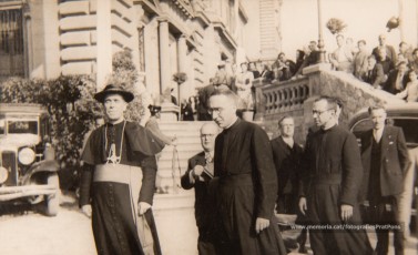 Celebració del IV Centenari de l’Aprovació Pontifícia del Llibre d’Exercicis Espirituals de Sant Ignasi (a la Seu, a la Cova i al Teatre Kursaal), XXV aniversari de la Obra d’Exercicis Parroquials (OEP) a Catalunya i col·locació de la primera pedra de l’església del Rapte. (17/5/1948).