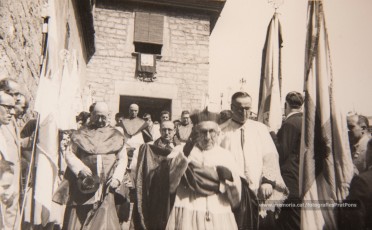 Celebració del IV Centenari de l’Aprovació Pontifícia del Llibre d’Exercicis Espirituals de Sant Ignasi (a la Seu, a la Cova i al Teatre Kursaal), XXV aniversari de la Obra d’Exercicis Parroquials (OEP) a Catalunya i col·locació de la primera pedra de l’església del Rapte. (17/5/1948).