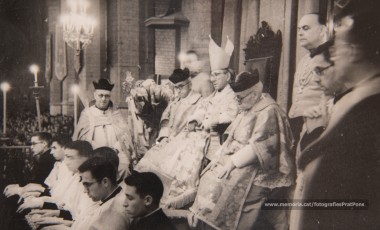 Celebració del IV Centenari de l’Aprovació Pontifícia del Llibre d’Exercicis Espirituals de Sant Ignasi (a la Seu, a la Cova i al Teatre Kursaal), XXV aniversari de la Obra d’Exercicis Parroquials (OEP) a Catalunya i col·locació de la primera pedra de l’església del Rapte. (17/5/1948).