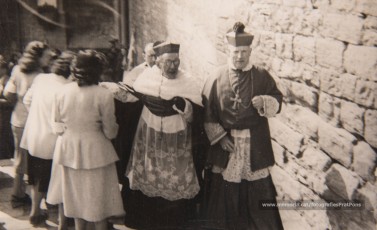 Celebració del IV Centenari de l’Aprovació Pontifícia del Llibre d’Exercicis Espirituals de Sant Ignasi (a la Seu, a la Cova i al Teatre Kursaal), XXV aniversari de la Obra d’Exercicis Parroquials (OEP) a Catalunya i col·locació de la primera pedra de l’església del Rapte. (17/5/1948).