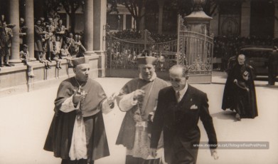 Celebració del IV Centenari de l’Aprovació Pontifícia del Llibre d’Exercicis Espirituals de Sant Ignasi (a la Seu, a la Cova i al Teatre Kursaal), XXV aniversari de la Obra d’Exercicis Parroquials (OEP) a Catalunya i col·locació de la primera pedra de l’església del Rapte. (17/5/1948).