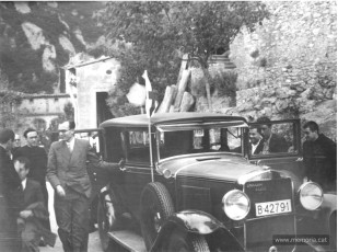 21 de juliol de 1936. El Dr. Pere Tarrés i el novici Joan Parellada reben la benedicció d’un monjo abans de sortir de Montserrat per anar a Barcelona a cercar ajuda a la Generalitat de Catalunya (Arxiu Fotogràfic de l’Abadia de Montserrat).