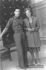 El Dr. Riu Porta i la seva esposa, Isabel Solsona i Duran, davant la porta de l’església de Montserrat. 1938 (Josep Riu Porta: Recull de memòries.- Cervera: edició de l’autor, 1999).