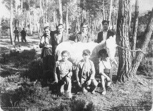 1930. Jacint Carrió (assegut, el primer de l'esquerra) amb altres companys d’adolescència al bosc del Suanya.
(Arxiu Comarcal del Bages. Fons Jacint Carrió i Vilaseca)