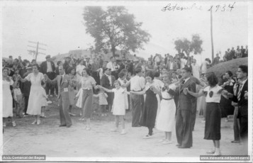 28-9-1934. Jacint Carrió (el tercer de la dreta) ballant sardanes en un aplec. (Arxiu Comarcal del Bages. Fons Jacint Carrió i Vilaseca)