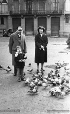1957. Jacint Carrió amb la seva dona, Maria Grau, i el seu fill, Joan, donant de menjar als coloms de la plaça de Sant Domènec. (Arxiu Comarcal del Bages. Fons Jacint Carrió i Vilaseca)