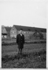 9-5-1964. Visita de Jacint Carrió  a Mauthausen.Davant els blocs 5 i 6
(Arxiu Comarcal del Bages. Fons Jacint Carrió i Vilaseca)