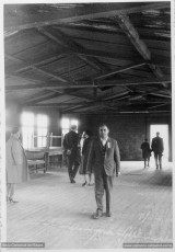 9-5-1964. Visita de Jacint Carrió  a Mauthausen. A l’interior del bloc 11. (Arxiu Comarcal del Bages. Fons Jacint Carrió i Vilaseca)