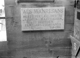5/05/1985. Jacint Carrió va col·locar una placa en una de les parets del monument als morts al camp de Gusen. La inscripció recorda els manresans que van perdre-hi la vida per defensar la llibertat. 