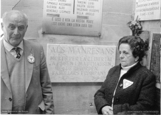 5/05/1985. Jacint Carrió va col·locar una placa en una de les parets del monument als morts al camp de Gusen. La inscripció recorda els manresans que van perdre-hi la vida per defensar la llibertat. Podem veure Jacint Carrió al costat de Carme Cristina, vídua del manresà Maurici Ribas, que va morir a Gusen el novembre del 1941. (Arxiu Comarcal del Bages. Fons Jacint Carrió i Vilaseca)