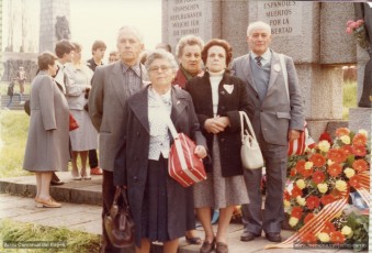 5-5-1985. Veïns de les Escodines a Mauthausen amb Jacint Carrió. D’esquerra a dreta, Josep Roca Comellas; la seva germana, Conxita; Sabina, Carme Cristina i Jacint Carrió (Col·lecció Josep Roca Comellas).