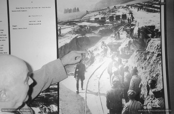 Jacint Carrió reconeixent-se en una fotografia exposada al museu de Mauthausen. (Arxiu Comarcal del Bages. Fons Jacint Carrió i Vilaseca)