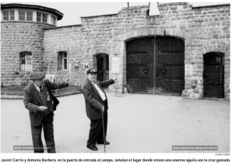 6-5-2000. Foto extreta del reportatge “Mauthausen, herida abierta”, publicat a La Vanguardia, el 7-5-2000. Jacint Carrió i un altre deportat, a Mauthausen, en la commemoració del 55è aniversari de l’alliberament dels camps nazis. (“La Vanguardia, 7-5-2000).