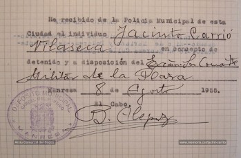 Agost-setembre de 1955. Feia més de cinc anys que Jacint Carrió havia tornat de l'exili quan la policia local va detenir-lo per indocumentat. Havia servit a l'exèrcit de la República i no disposava d'una targeta militar reconeguda pel nou règim.
Com es pot observar en el document de data 8 d’agost (Arxiu Municipal de Manresa), va ser conduït a la presó “en concepto de detenido y a disposición del Excmo. Sr. Comandante Militar de la Plaza”. Carrió va haver de romandre-hi tot un mes. Segons l’altre document (Arxiu Comarcal del Bages), el 10 de setembre li van regularitzar la situació militar i va passar de ser classificat de “prófugo aprehendido” a "útil para todo servicio, sin penalidad, pasando a la situación militar de los de su reemplazo (licencia absoluta)". No hi va haver judici: va ser posat en llibertat sense càrrecs. (Arxiu Comarcal del Bages. Fons Jacint Carrió i Vilaseca)