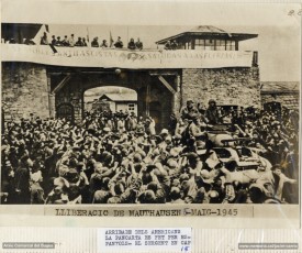 acint Carrió guardava en el seu arxiu aquests dos documents amb un peu de foto comú. A l’esquerra la famosa foto de l’alliberament del camp de concentració de Mauthausen, el 5-5-1945, amb la pancarta que cobria la porta del camp amb la inscripció: "Los españoles antifascistas saludan a las fuerzas libertadoras”. A la dreta, la notícia de la mort del sargent Albert J. Kosiek, alliberador dels camps de Mauthausen i Gusen. La nota de Carrió diu: “Arribada dels americans. La pancarta és feta pels espanyols. El sargent en cap”. (Arxiu Comarcal del Bages. Fons Jacint Carrió i Vilaseca)