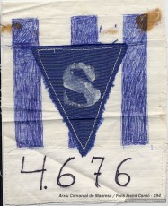 Insígnia en roba de Jacint Carrió, amb el triangle blau amb la S i la xifra 4676, el seu número de deportat. (Arxiu Comarcal del Bages. Fons Jacint Carrió i Vilaseca)
