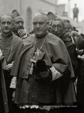 El cardenal Isidro Gomá, cardenal primat d’Espanya durant la Guerra Civil, fotografiat per Pascual Marín el 1930 a Guipúscoa durant la “Peregrinación española al XXX Congreso Eucarístico Internacional” a Cartago. Viquipèdia.