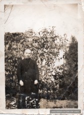 Joan Vilar i Costa el dia de noces del seu germà Ramon Agustí Vilar a l’església de Sant Pere de Terrassa, l’any 1935. Arxiu Comarcal del Bages (ACBG). Fons Joan Vilar Costa.