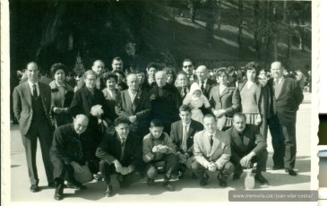 Joan Vilar i Costa amb els seus germans i nebots de visita a Lourdes, entre els anys 1950-1960. Arxiu Comarcal del Bages (ACBG). Fons Joan Vilar Costa.