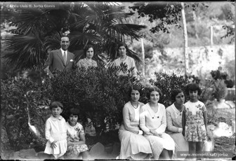 (2/2) Any 1929 o 1930. Foto familiar de Joan Jorba Rius al Mas Gomis d’Horta d’Avinyó. Amb ulleres hi ha la seva jove, Rosario Gomis Abadal, esposa de Pere Jorba i Vall, i les seves nétes Rosa i Roser Jorba Gomis. Al mig, vestida de negre, Rosa Vall Sanllehy, esposa de Joan Jorba i a l’esquerra també vestida de negre, Elvira Abadal Portella. A davant, bo i asseguda, Carme Gomis Abadal, germana petita de Rosario. A la segona foto veiem, al davant, Carme Abadal Portella, Roser i Rosa Jorba Gomis; al darrere, Antoni Armengol, marit de Carme Abadal, i Rosario Gomis Abadal.