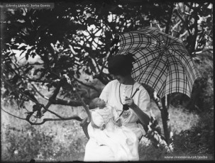 Any 1921. Rosario Gomis Abadal, esposa de Pere Jorba Vall, amb la seva primera filla, Roser Jorba Gomis(1/2)