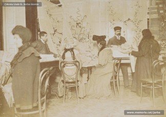 (1/7) Any 1910 o 1911. Vistes generals de les diferents seccions de la botiga.