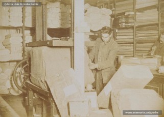 (4/7) Any 1910 o 1911. Vistes generals de les diferents seccions de la botiga.