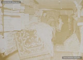 (2/5) Any 1910 o 1911. Secció de llenceria, de catifes i tapetes, d’ornaments per a l’església i articles de viatge, de draperia, de gramòfons.